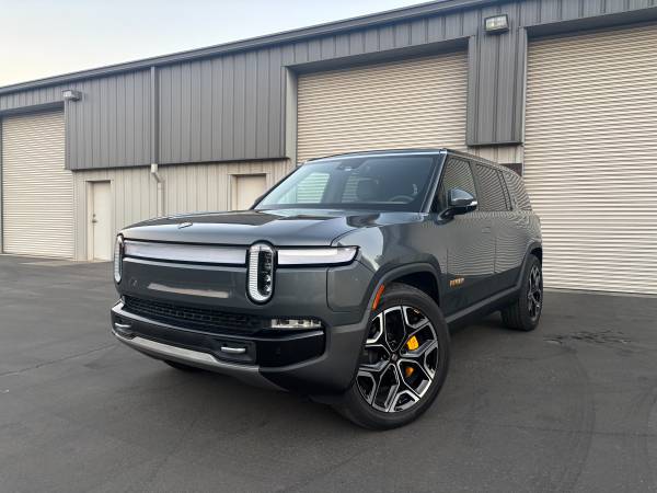 2023 Rivian R1S