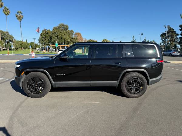 2024 Rivian R1S